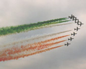 Passaggio delle "Frecce Tricolori" con rilascio dei fumi