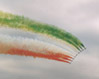 Allontanamento delle "Frecce Tricolori", con la scia di fumo tricolore. Questa immagine s'ingrandisce in una nuova finestra